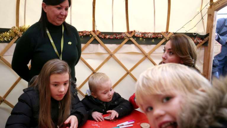 Πιτσιρικάς κάνει photobomb στην Κέιτ Μίντλετον, έβγαλε γλώσσα