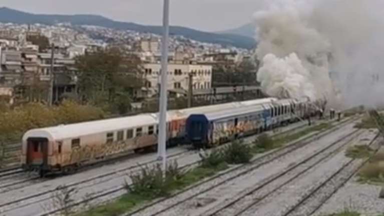 Θεσσαλονίκη: Φωτιά σε εγκαταλελειμμένο βαγόνι του ΟΣΕ - Βίντεο