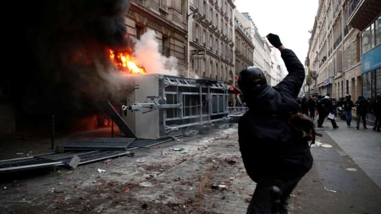 &#39;&#39;Φλέγεται&#39;&#39; η Γαλλια: Συγκρούσεις και επεισόδια στην απεργία