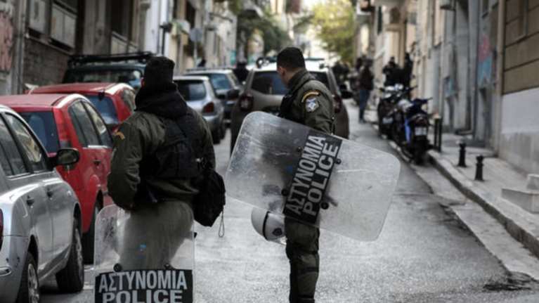 Εξάρχεια: Αρχαίος αμφορέας και όχι ναρκωτικά στο σπίτι στην Καλλιδρομίου