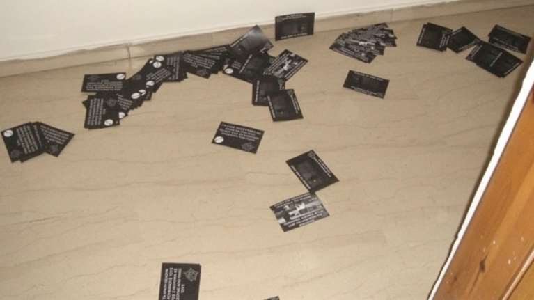 Θεσσαλονίκη: Παρέμβαση αντιεξουσιαστών με σπρέι και τρικάκια σε εφημερίδα