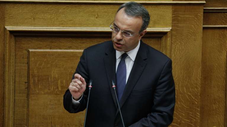 Κόντρα Σταϊκούρα - Τσακαλώτου με «καρφιά» για τη μείωση φόρων