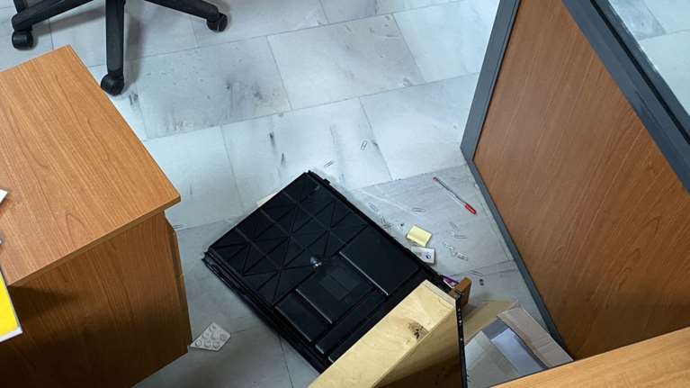 Εισβολή ληστών με καλάσνικοφ στο δημαρχείο Μενιδίου [φωτό]