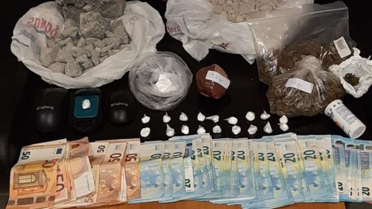 Κρήτη: Πουλούσε ναρκωτικά, τον κάλυπτε η 64χρονη μάνα του [εικόνες]