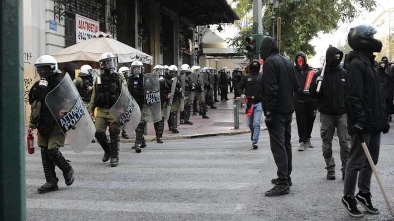 Πορεία στο κέντρο: ΜΑΤ - αναρχικοί σε απόσταση... αναπνοής [εικόνες]