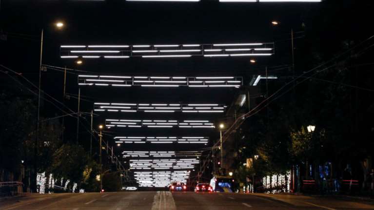 Γλέντι δίχως τέλος για τον στολισμό της Αθήνας με νέον