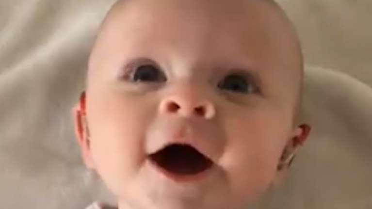 Συγκινητικό: Κορίτσι 4 μηνών ακούει για πρώτη φορά