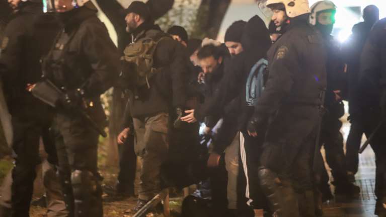 Επεισόδια στα Εξάρχεια: Κακουργηματική δίωξη για τους 12 συλληφθέντες