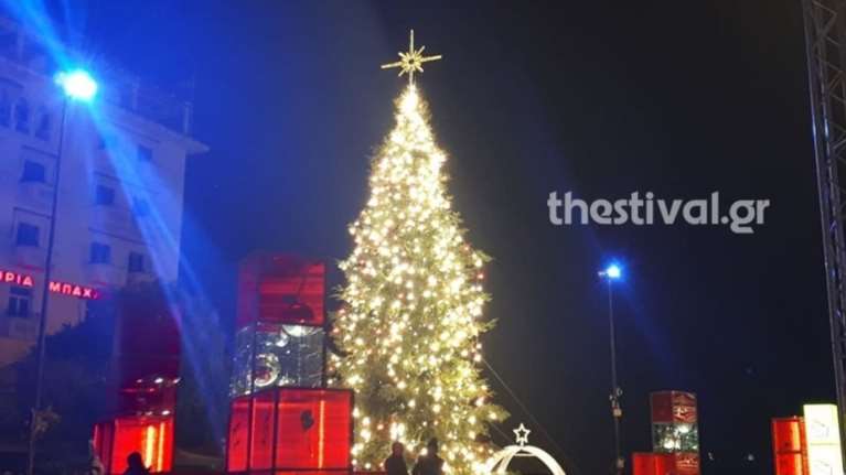 Μαγεμένες Γιορτές στη Θεσσαλονίκη: Φωταγωγήθηκε το χριστουγεννιάτικο δέντρο