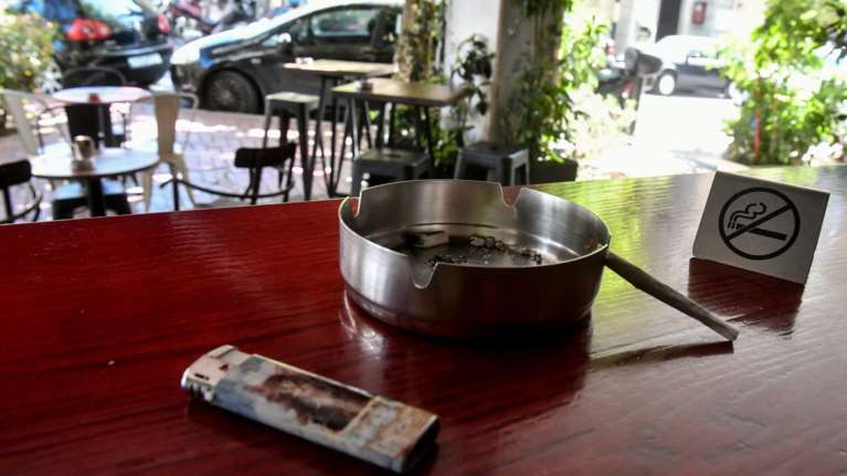 Αντικαπνιστικός νόμος: Πάνω από 1.500 καταγγελίες στο «1142»