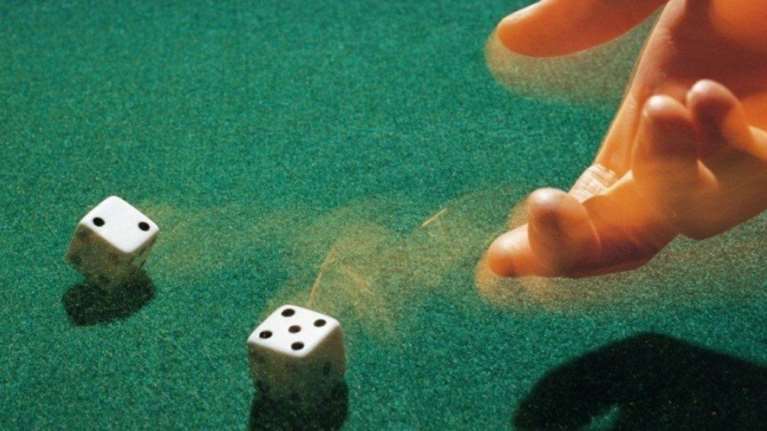 Ηράκλειο: Έξι συλλήψεις στο Ηράκλειο - Έπαιζαν ζάρια παράνομα