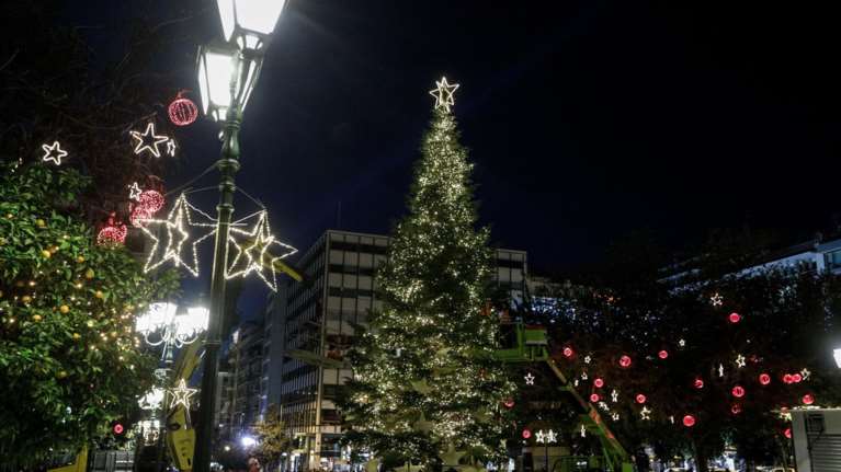 Το χριστουγεννιάτικο δέντρο στο Σύνταγμα -Σε γιορταστικό κλίμα