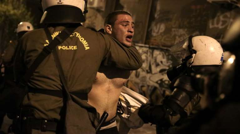 Στη Βουλή φέρνει ο ΣΥΡΙΖΑ το ντοκουμέντο με τον διαδηλωτή