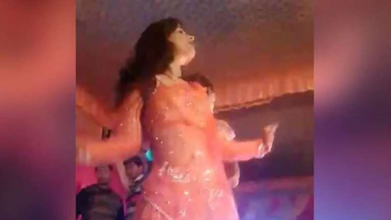 Βίντεο σοκ: Πυροβόλησαν χορεύτρια στην Ινδία επειδή έπαψε να χορεύει