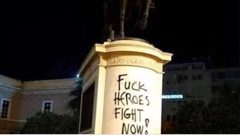 Μπαχαλάκηδες βανδάλισαν και το άγαλμα του Κολοκοτρώνη [φωτό]