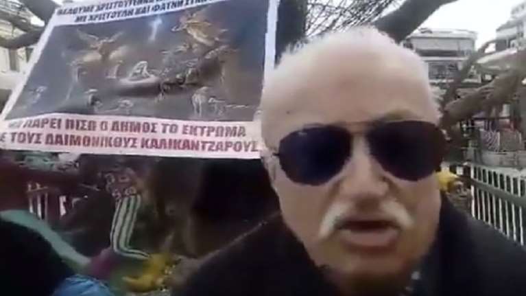 Απίστευτο: «Αγανακτισμένοι» στο Αίγιο κατά ...καλικάτζαρων [βίντεο]