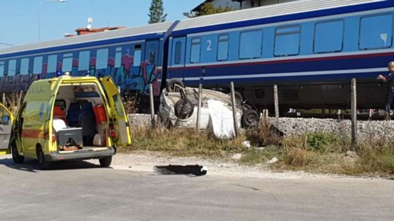 Σφοδρή σύγκρουση τρένου με ΙΧ στη Λάρισα - Ένας τραυματίας