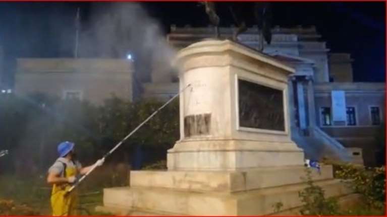 Καθαρίστηκε μετά τον βανδαλισμό το άγαλμα του Κολοκοτρώνη στη Σταδίου