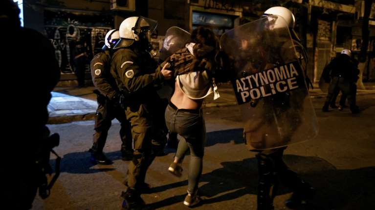 Στη Βουλή φέρνουν την «αστυνομική βία» ΣΥΡΙΖΑ και ΚΙΝΑΛ