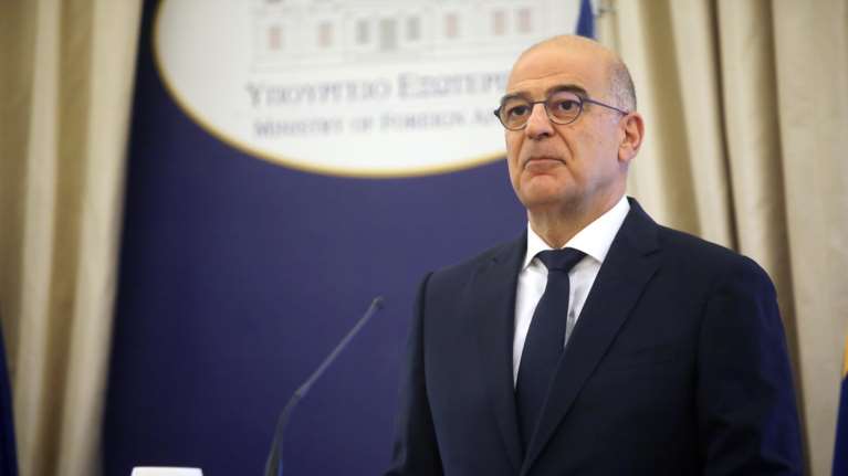 Προειδοποίηση Δένδια στα κόμματα: «Εχουμε φωτιά στο σπίτι μας»