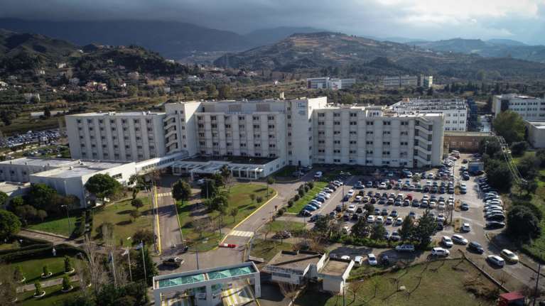 Συγκίνηση στην Πάτρα: 9 μικρά αδέλφια μένουν σε δύο νοσοκομεία