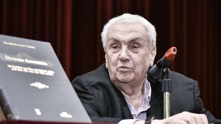 Αυτή την ώρα η εξόδιος ακολουθία του Δημήτρη Κοντομηνά - Σε στενό οικογενειακό κύκλο