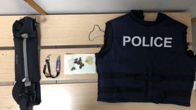 Παρίστανε τον αστυνομικό με γιλέκο &quot;Police&quot; γεμάτο ηρωίνη