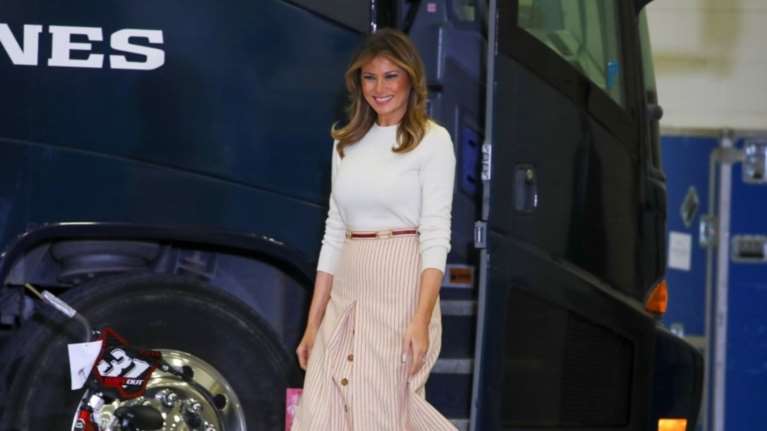 Έτοιμη για τις γιορτές η Μελάνια: Γιορτινή με κόκκινες δερμάτινες μπότες