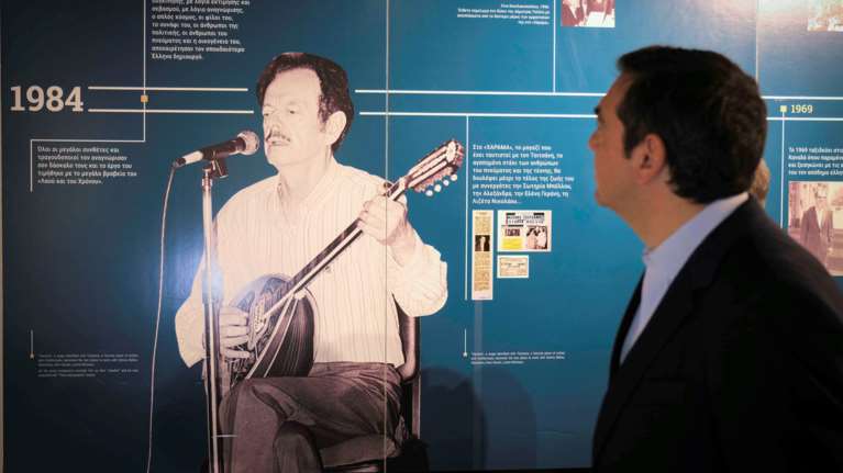 Ο ΑλέξηςΤσίπρας στα Τρίκαλα: Ξεναγήθηκε στο Μουσείο Τσιτσάνη