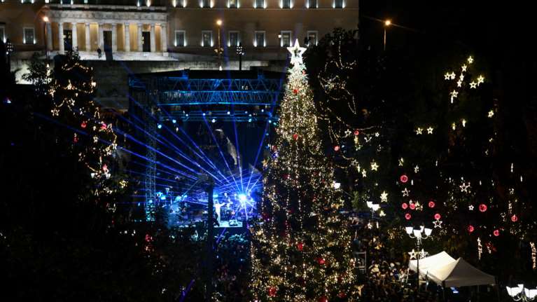 Λαμπρή γιορτή: Ο Μπακογιάννης φωταγώγησε το χριστουγεννιάτικο δέντρο