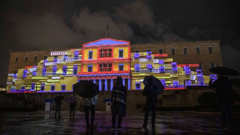 Μαγεία: Η Βουλή «ντύθηκε» Χριστουγεννιάτικη -Το υπέροχο βίντεο
