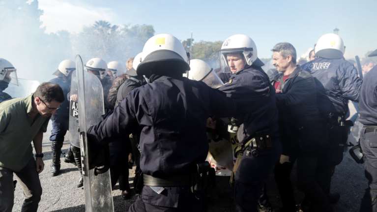 Εισβολή σε ημερίδα του Ιατρικού Συλλόγου -Επεσαν χημικά και ξύλο [εικόνες]