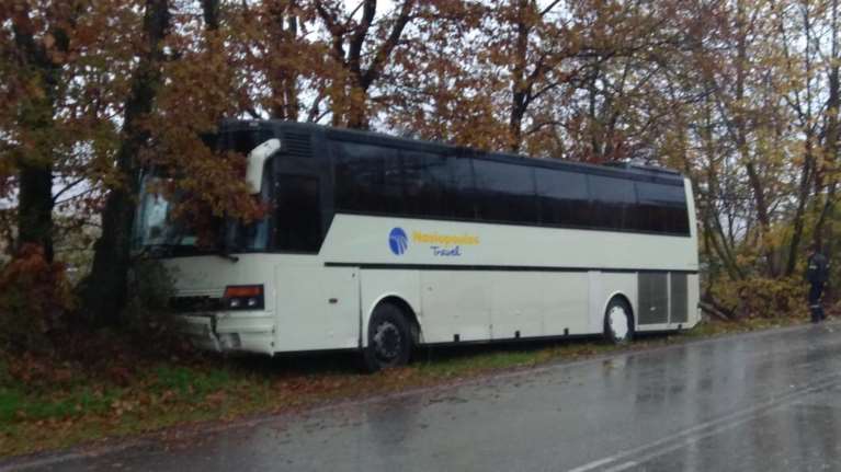 Καλαμπάκα: Ατύχημα και εκτροπή λεωφορείου με 37 μαθητές [εικόνες]