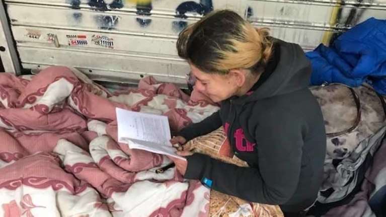 Η φωτογραφία που συγκινεί: Μια άστεγη κοπέλα που διαβάζει στο πεζοδρόμιο