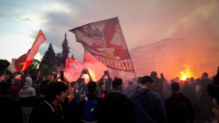 Ολυμπιακός - Ερυθρός Αστέρας: Μαζί οι οπαδοί τους τραγουδούν στο Σύνταγμα