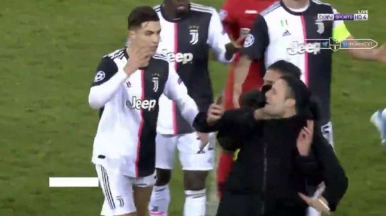 Τα... πήρε ο Κριστιάνο Ρονάλντο με οπαδό -Τον «άρπαξε» [βίντεο]