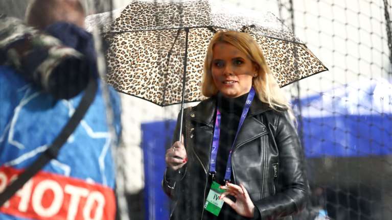 Τα έβαψε… μαύρα η εντυπωσιακή ξανθιά του Ερυθρού Αστέρα