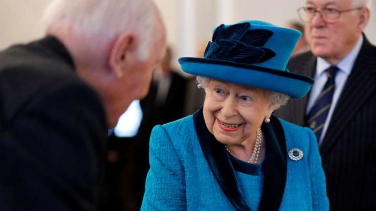 H... τσιγκούνα βασίλισσα: Πόσο αξίζει το δώρο που κάνει στο προσωπικό της