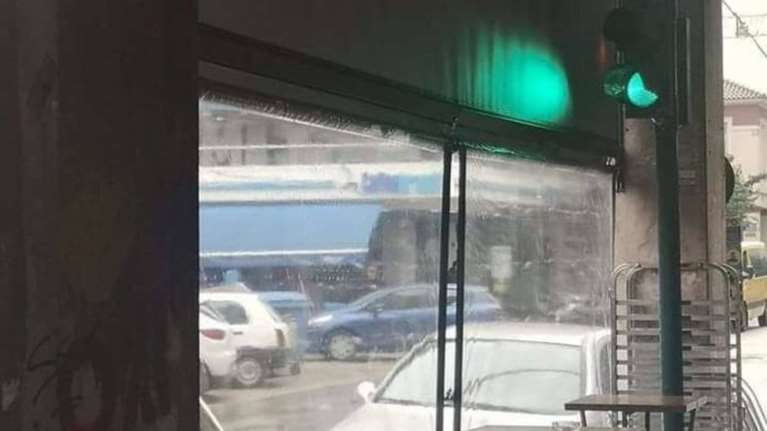 "Έκλαψε" το Twitter με το φανάρι της Πάτρας σε καφετέρια