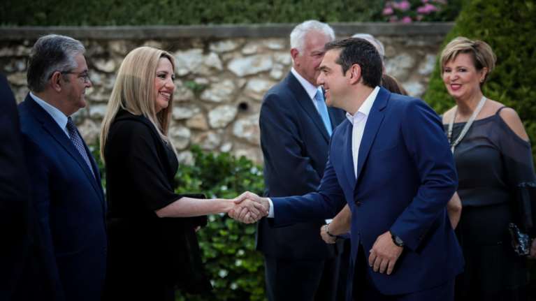 Η μισή καλημέρα της Φώφης στον Τσίπρα- Μέσα στο αεροπλάνο για Βρυξέλλες