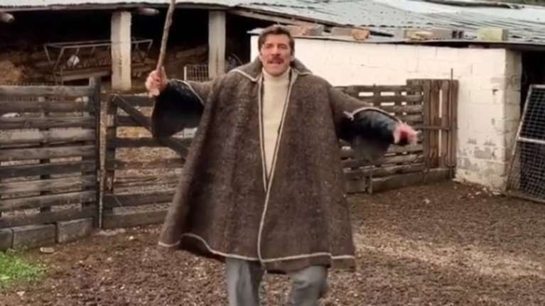 Ο Στάνκογλου φοράει την κάπα του Βόγλη στο «Στάσου Μύγδαλα» [βίντεο]