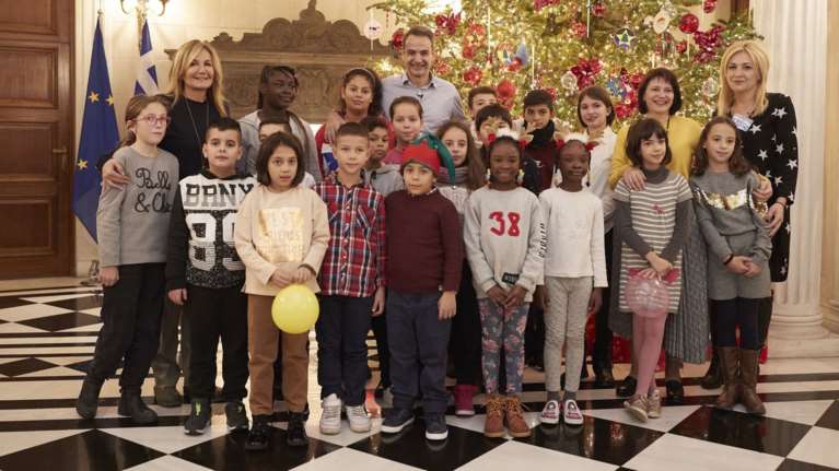 Ο Κυριάκος και η Μαρέβα στόλισαν το δέντρο στο Μαξίμου (φωτό)