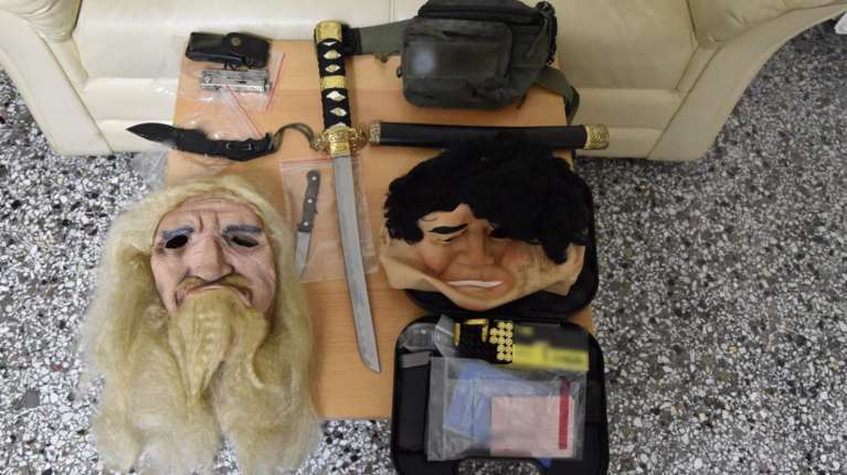 Φονικό στις Θεσπιές: Βρέθηκαν όπλα, μάσκες και σπαθιά (φωτό)