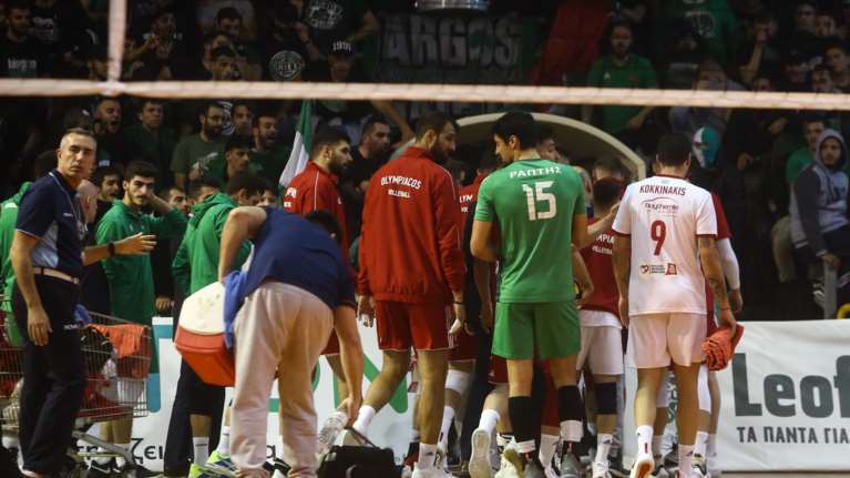 ΠΑΟ - Ολυμπιακός: Ξανάρχισε ο αγώνας μετά τη διακοπή λόγω δακρυγόνων (φωτό)