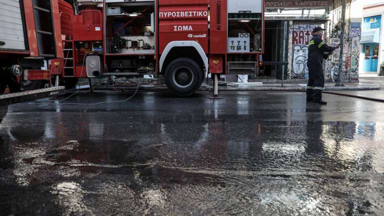 Σύλληψη άστεγου για τη φωτιά στο ακατοίκητο στην Ερμού