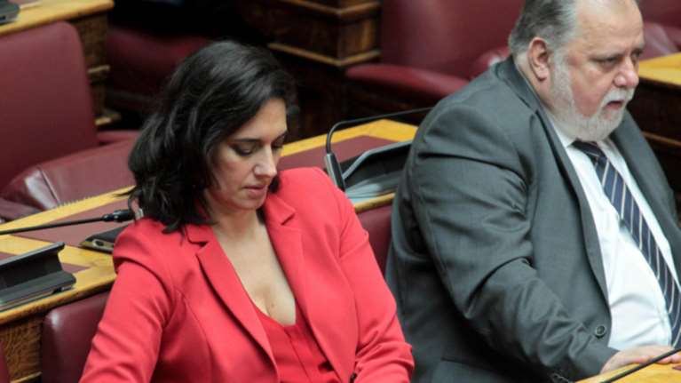 Μαγνήτισε τον φακό η Νόνη Δούνια - Στα κόκκινα στη Βουλή