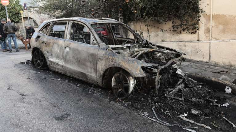 Επιθέσεις στο Κολωνάκι: Έκαψαν με μολότοφ επτά αυτοκίνητα