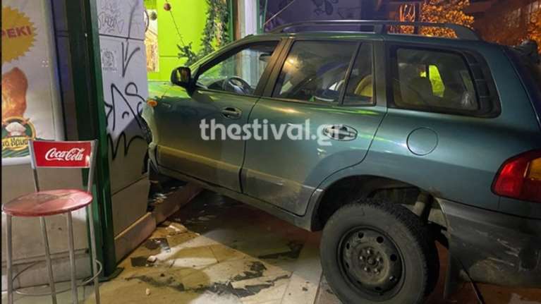 Θεσσαλονίκη: Τζιπ κατέληξε σε ...μπουγατσοπωλείο μετά από άγρια καταδίωξη