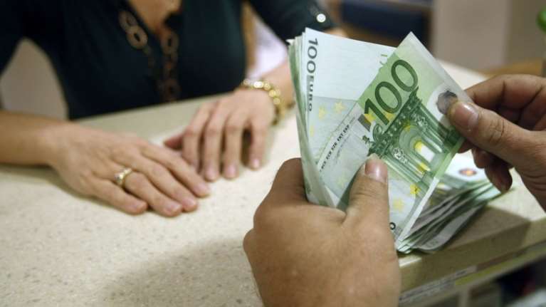 Μοιράζουν 5 δισ. ευρώ σε μια βδομάδα - Ποιοι θα τα πάρουν