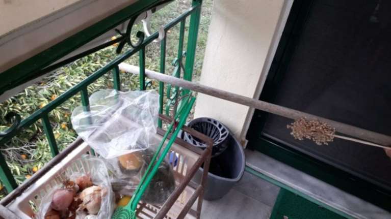 Χίος: 80χρονη πέταξε ληστή από τα 6μ. με σφουγγαρίστρα [εικόνες-βίντεο]